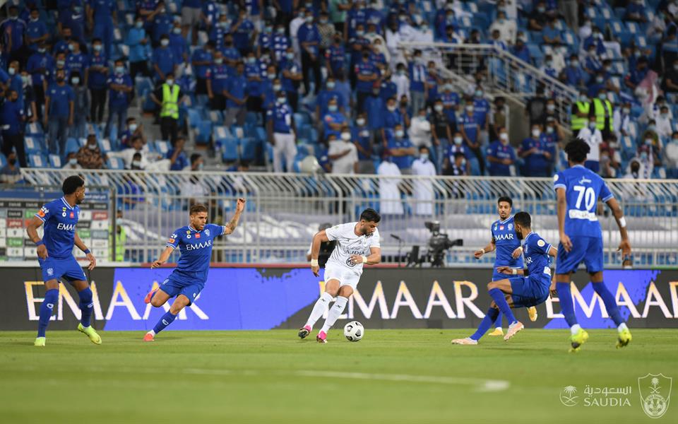 "الهلال" يضرب "الأهلي" برباعية ويقترب خطوة من لقب الدوري (فيديو وصور)