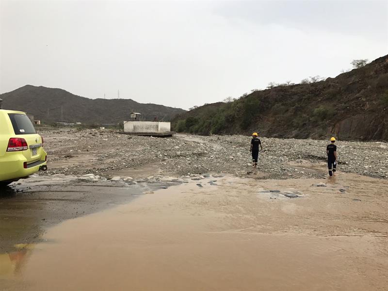 العثور على جثة ثلاثيني جرفت السيول مركبته بالعارضة وانتشال غريق يمني في صبيا