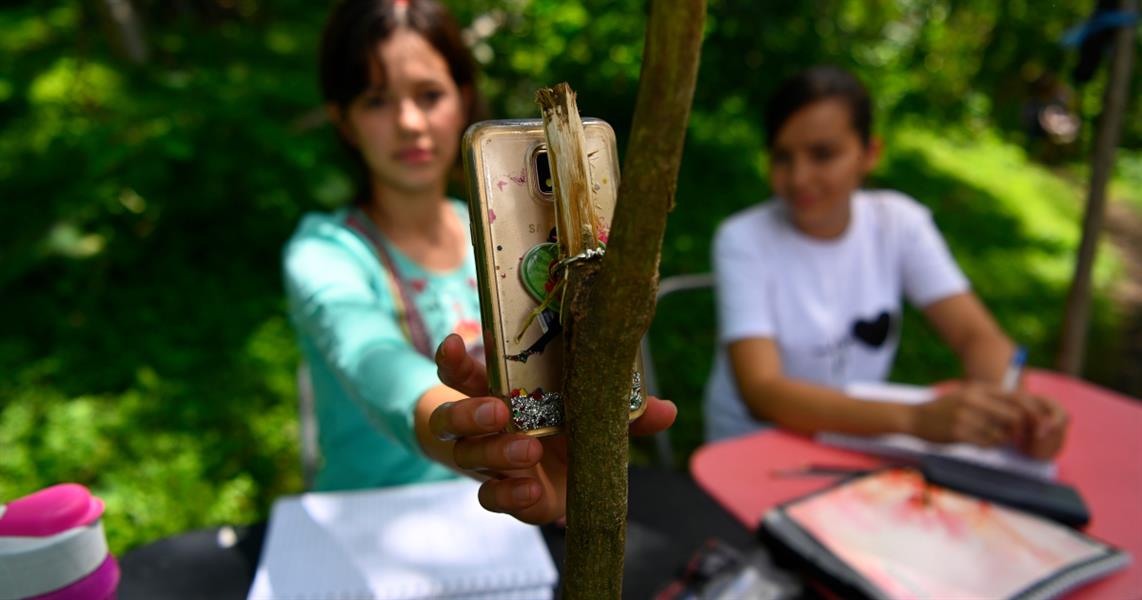 "التعليم عن بعد" يجبر طلاباً بالسلفادور على تسلق الجبال والأشجار