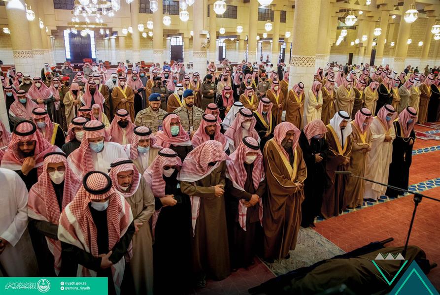 أمير الرياض بالنيابة يؤدي صلاة الميت على الأمير نهار بن سعود أمير الرياض بالنيابة يؤدي صلاة الميت على الأمير نهار بن سعود