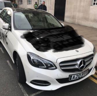 قدم استقالته على سیارة مدیره ووصفه بقوله قدم استقالته على سیارة مدیره ووصفه بقوله