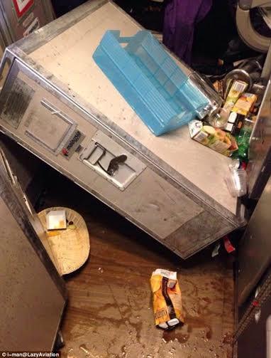 صور ترصد مدى الدمار على متن طائرة ماليزية تعرضت لاضطرابات شديدة