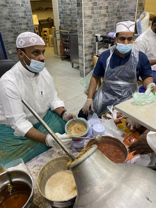 أشهر فوال بالحجاز منذ 50 عاما.. أبناء بانعمة ورثوا العمل عن آبائهم وأكملوا المسيرة من بعدهم أشهر فوال بالحجاز منذ 50 عاما.. أبناء بانعمة ورثوا العمل عن آبائهم وأكملوا المسيرة من بعدهم