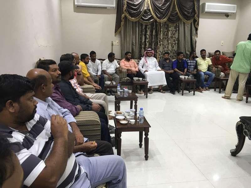 بالصور.. جموع غفيرة تشيع جثمان عامل الوجبات الهندي المقتول بالأفلاج