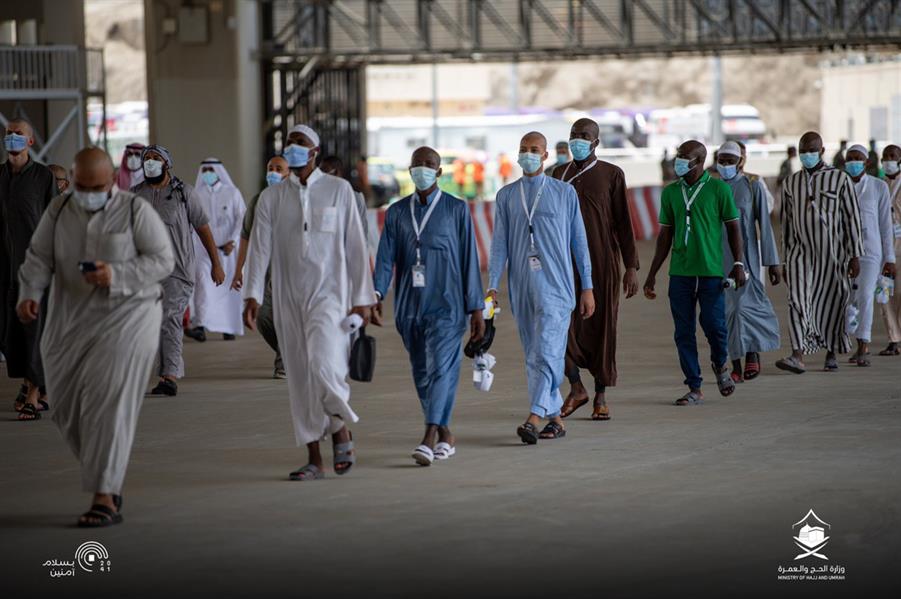 ضيوف الرحمن يرمون الجمرات الثلاث في أول أيام التشريق 