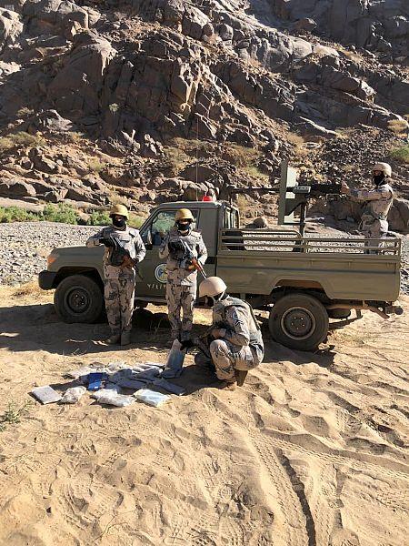 شاهد.. احباط تهريب أطنان من الحشيش والقات والأمفيتامين في عدد من المناطق  
