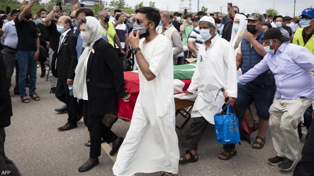 المئات يشاركون في تشييع أفراد أسرة كندية مسلمة دهسهم مهاجم بشاحنته بدافع الكراهية