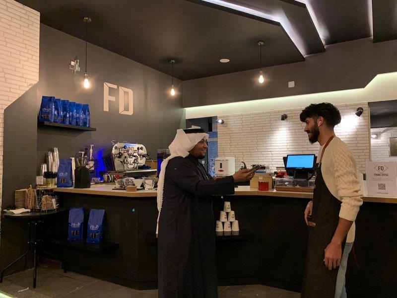 شاب سعودي يعمل ببيع القهوة في تبوك. شاب سعودي يعمل ببيع القهوة في تبوك.