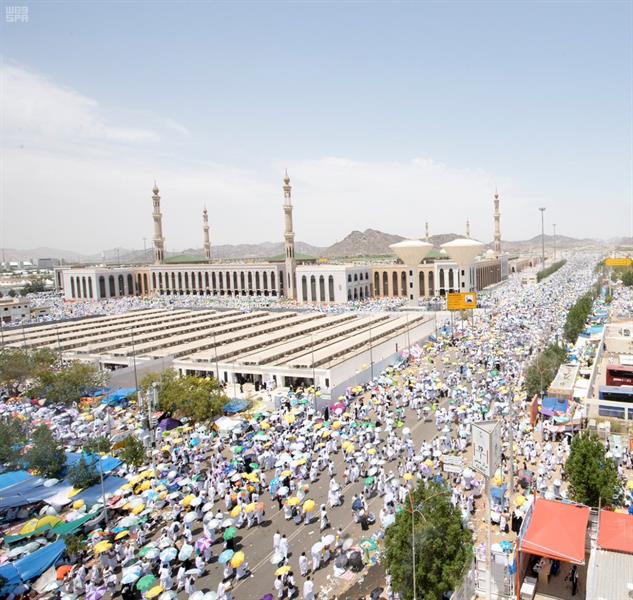 جموع الحجيج يؤدون صلاتي الظهر والعصر في مسجد نمرة بعرفات جموع الحجيج يؤدون صلاتي الظهر والعصر في مسجد نمرة بعرفات