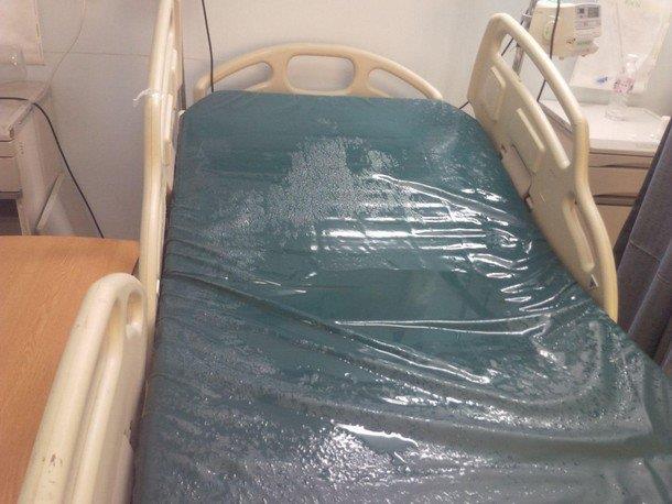 مياه الأمطار تتسرب لغرفة العناية المتوسطة بمستشفى الطائف