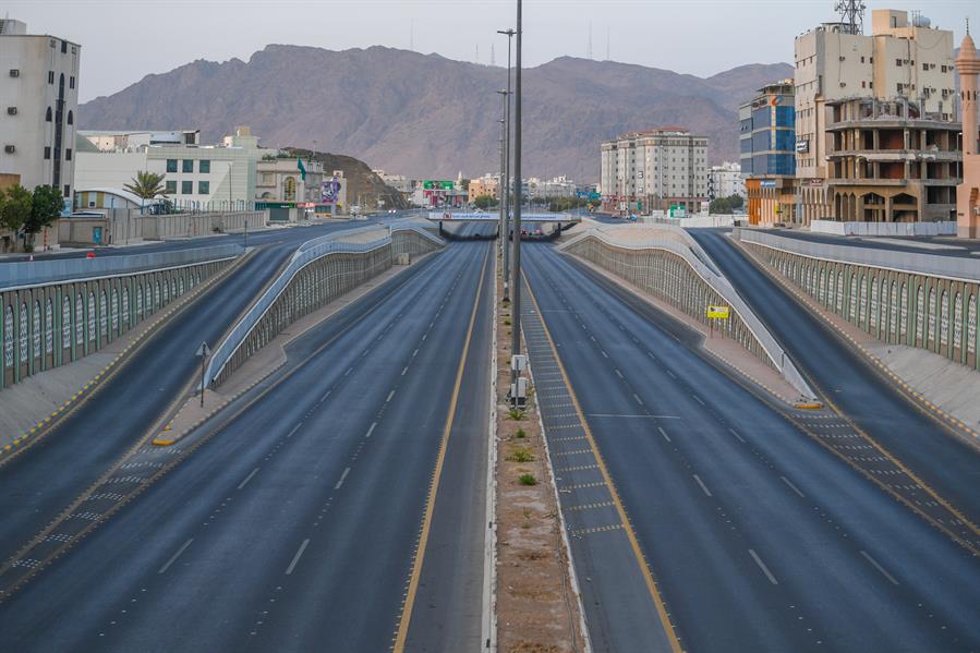 Pemerintah Saudi Karantinal Total Makkah-Madinah Warga Tidak Boleh Keluar 24 Jam 4 Jalanan kota madinah terlihat sepi 02