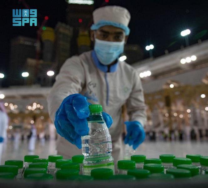 عبر اختبارات يومية.. هكذا تعتني رئاسة الحرمين بماء زمزم عبر اختبارات يومية.. هكذا تعتني رئاسة الحرمين بماء زمزم