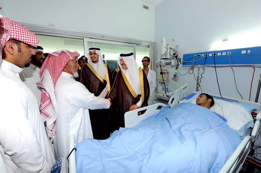 بالصور.. أمير الشرقية يزور رجلي الأمن اللذين أصيبا في حادث إطلاق المقذوف بالعوامية