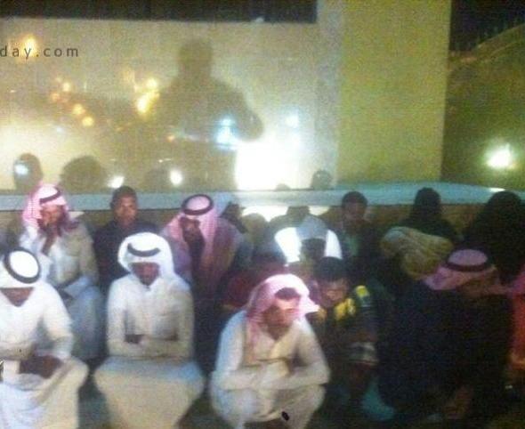 عمال متنكرين بزي سعودي