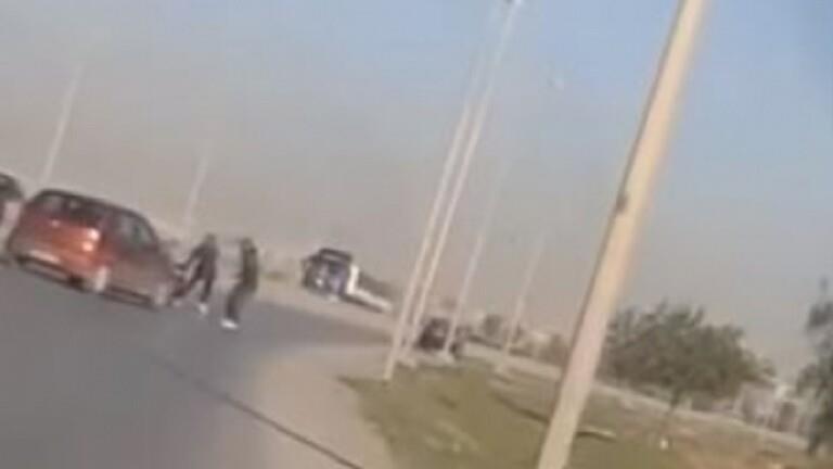سائق دراجة نارية ينجو من محاولة سطو مسلح بفضل سيارة