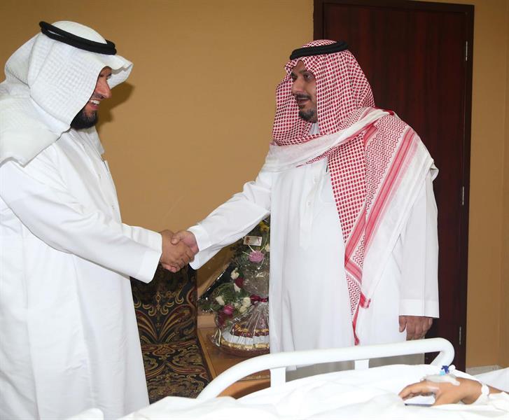 بالصور .. سمو رئيس نادي الهلال يزور المشجع الهلالي المنيع بالصور .. سمو رئيس نادي الهلال يزور المشجع الهلالي المنيع