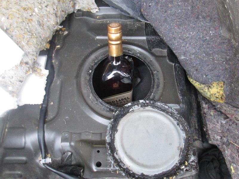 بالصور.. جمرك جسر الملك فهد يُحبط محاولتين لتهريب 87 زجاجة خمر