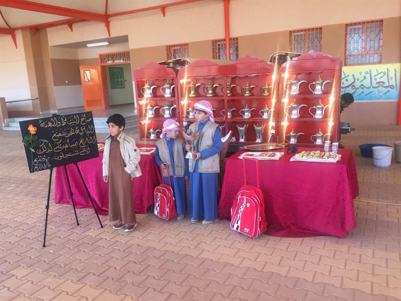 شقيقان يستقبلان معلميهما والطلاب في فناء مدرستهما بالحلوى والبخور والقهوة العربية (صور) شقيقان يستقبلان معلميهما والطلاب في فناء مدرستهما بالحلوى والبخور والقهوة العربية (صور)