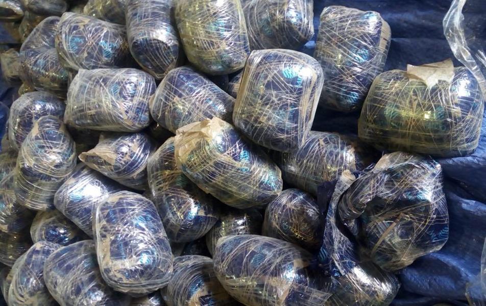 بالصور.. جمرك ضباء يضبط 383 ألف حبة مخدرة كانت مخبأة داخل 
