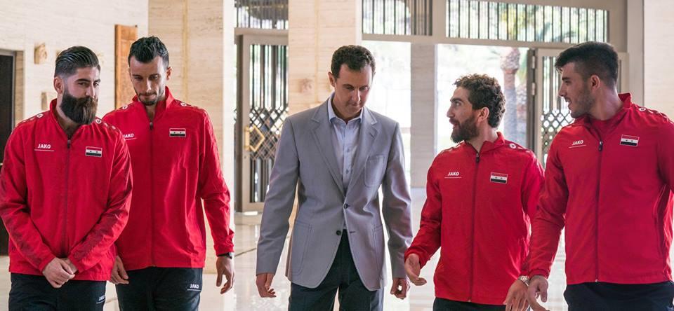 بالصور.. بشار الأسد يستقبل لاعبي المنتخب السوري بعد تأهلهم للملحق الآسيوي.. على رأسهم السومة وخربين