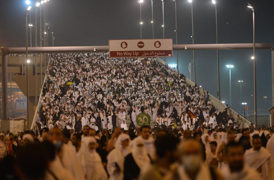 حجاج بيت الله الحرام يتوافدون على منى لرمي جمرة العقبة