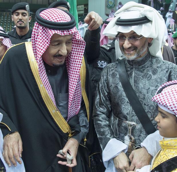 شاهد.. خادم الحرمين يشرّف حفل العرضة السعودية بـ
