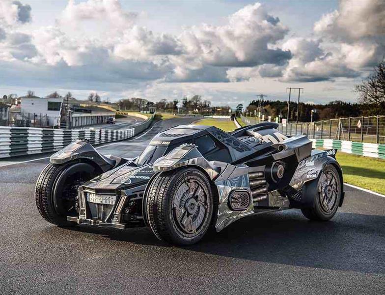 بالفيديو والصور.. فريق سعودي يعرض سيارة 