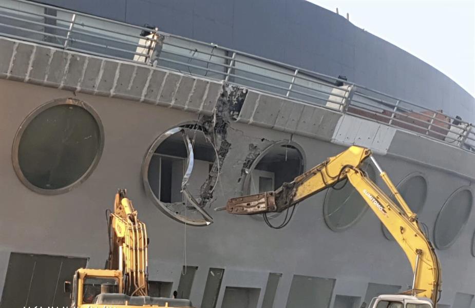 صور.. أمانة جدة تزيل مبنى السفينة على طريق الملك عبدالعزيز بسبب مخالفات