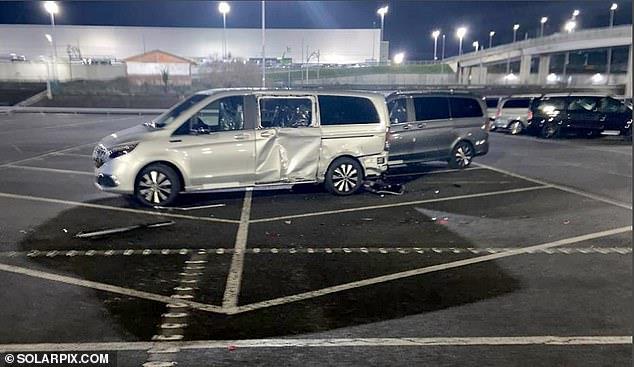 موظف في مرسيدس يحطم 50 سيارة للشركة بجرافة بسبب تسريحه من العمل