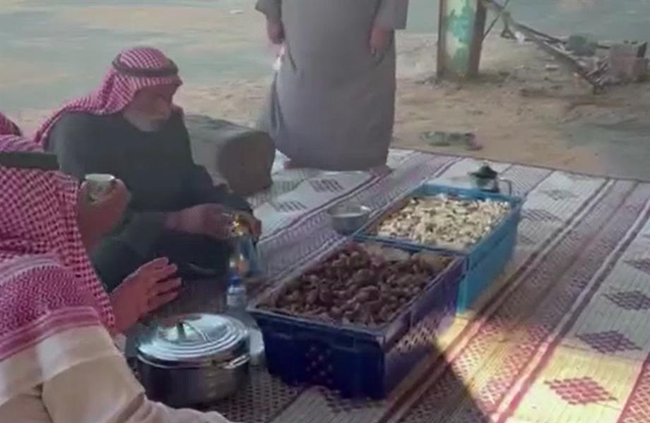 مواطن يقدم الفطور مجانا منذ 35 عاما لقاصدي الحراج في تبوك