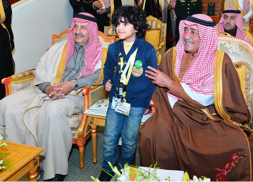 الأمير مقرن يلتقي أصغر مصور فوتوغرافي