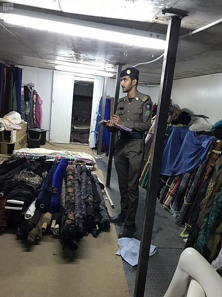 التحفظ على مستودع بالرياض يضم موادّاً تجميلية فاسدة ومكائنً َلتزوير التواريخ التحفظ على مستودع بالرياض يضم موادّاً تجميلية فاسدة ومكائنً َلتزوير التواريخ