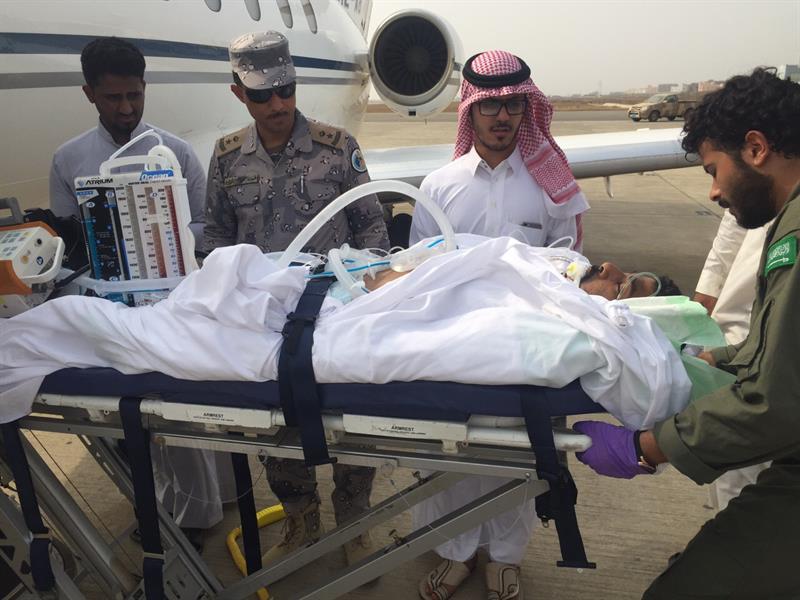 محمد بن نايف يوجّه بطائرة خاصة لنقل جندي مصاب بالحدود لعلاجه بالرياض (صور) محمد بن نايف يوجّه بطائرة خاصة لنقل جندي مصاب بالحدود لعلاجه بالرياض (صور)