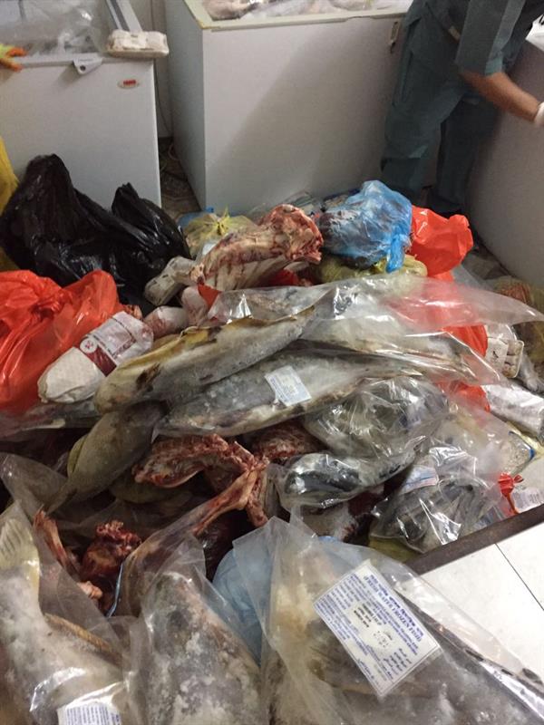 بالصور.. إغلاق مطعم بالرياض لقيامه بإعداد الطعام باستخدام مواد غذائية فاسدة 