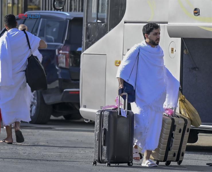 توافد الحجاج إلى مشعر منى لقضاء يوم التروية استعدادا للوقوف بعرفة غدا توافد الحجاج إلى مشعر منى لقضاء يوم التروية استعدادا للوقوف بعرفة غدا