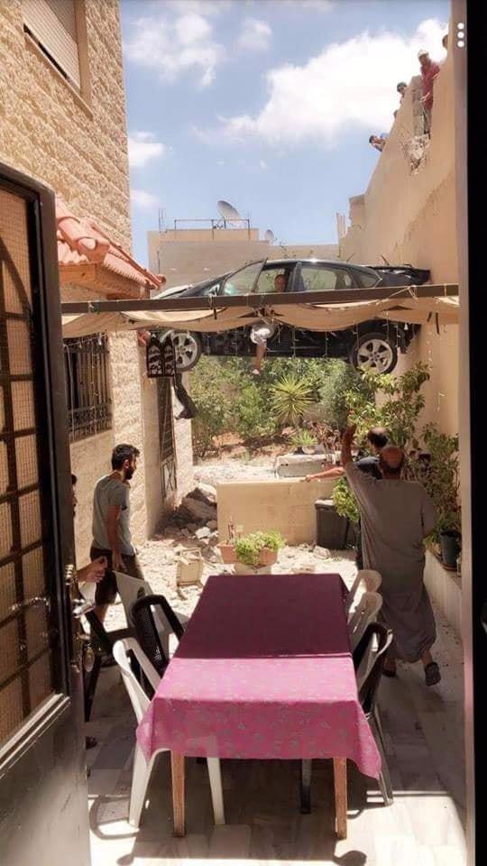 بالصور.. سيارة تتعلق بين السماء والأرض في الأردن