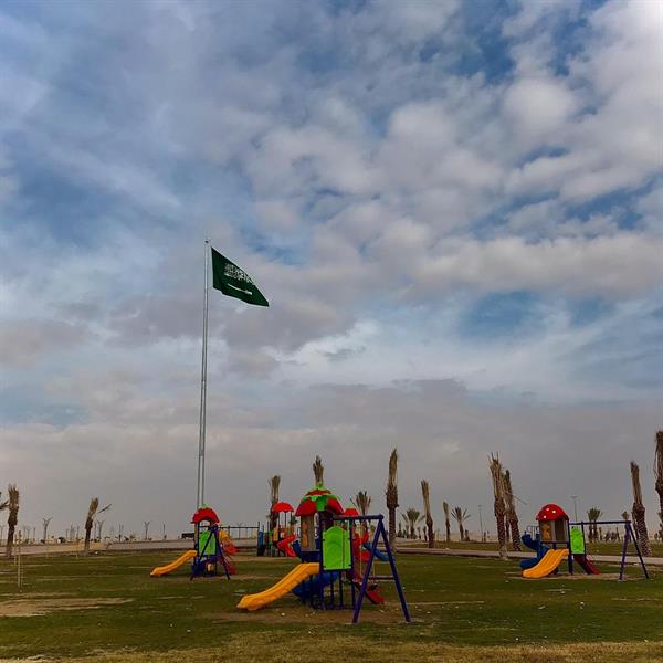 فيديو وصور.. "بلدية القريات" تنهي نصب سارية علم بطول 40 متراً 