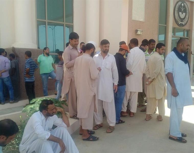 للمطالبة برواتبهم المتأخرة 11 شهرًا.. 40 عاملًا يتجمهرون أمام مقر محافظة المجاردة (صور)