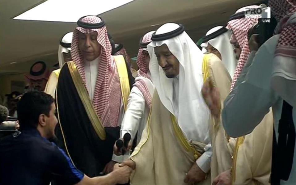شاهد.. خادم الحرمين يتوج الهلال بكأس الملك