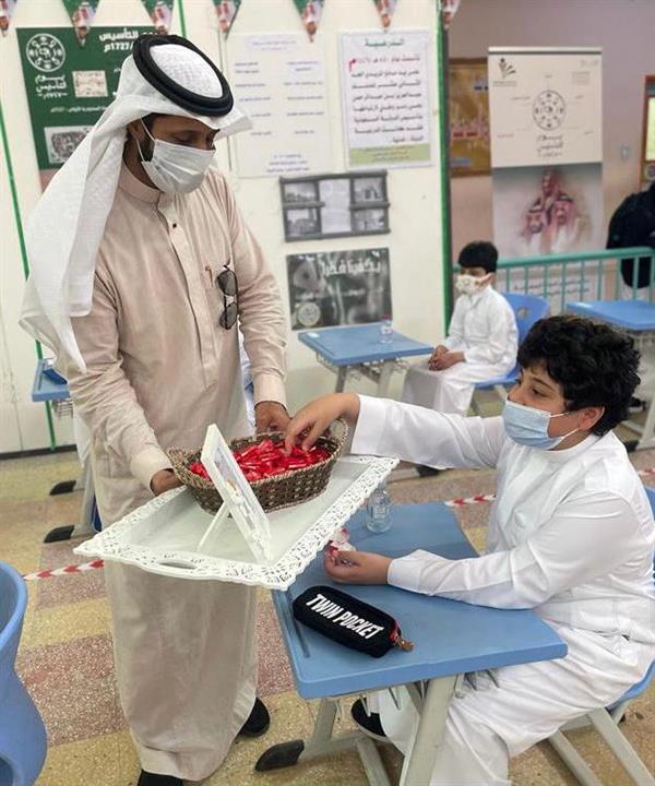 المدارس تستقبل الطلاب والطالبات بالورود والهدايا