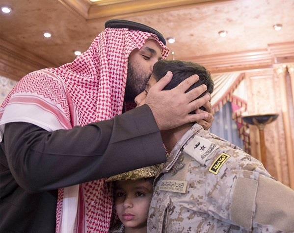 بالصور.. محمد بن سلمان يستقبل أسرة الشهيد العقيد عبدالله السهيان 