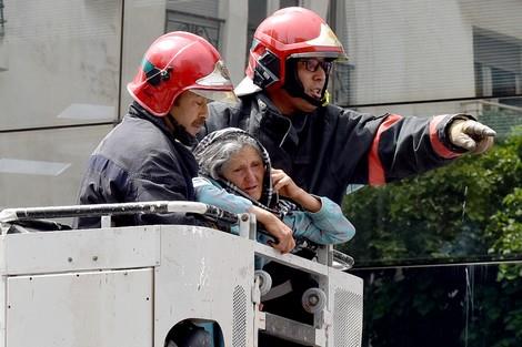 شاهد.. تجمهر الناس حول عجوز مقهورة تحاول الانتحار في المغرب وتصفيقهم لها يقنعها بالنزول