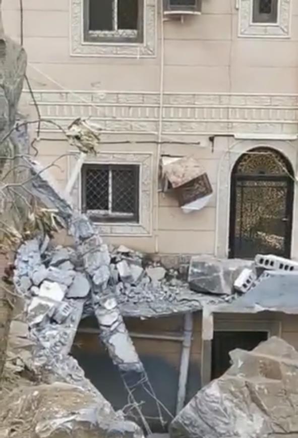  سقوط مروّع لصخرة ضخمة على منزل مواطن بفيفا إثر الأمطار (صور)