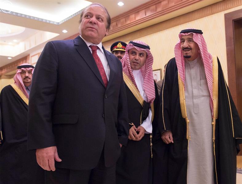 خادم الحرمين يلتقي رئيس الوزراء الباكستاني في الرياض