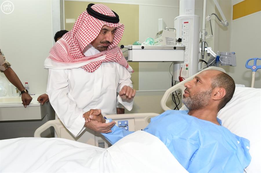 أمير نجران يتفقد مسجد المشهد ويزور المصابين بالمستشفى أمير نجران يتفقد مسجد المشهد ويزور المصابين بالمستشفى