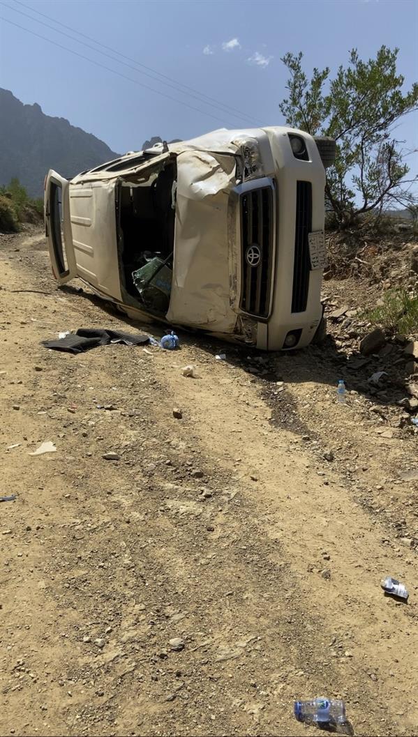 شاهد.. نجاة عائلة سعودية من الموت بعد سقوط سيارتهم في عقبة بسودة عسير   