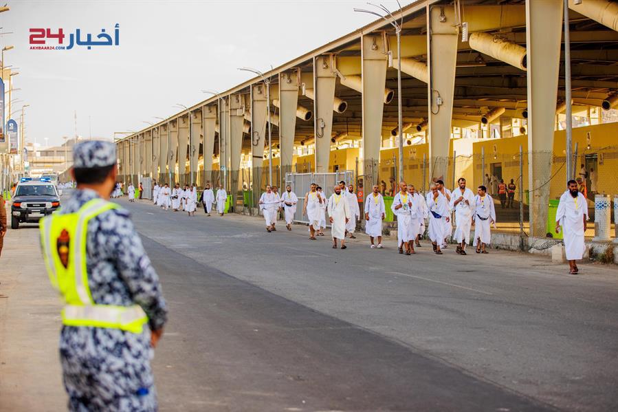 توافد الحجاج إلى مشعر منى لقضاء يوم التروية استعدادا للوقوف بعرفة غدا توافد الحجاج إلى مشعر منى لقضاء يوم التروية استعدادا للوقوف بعرفة غدا