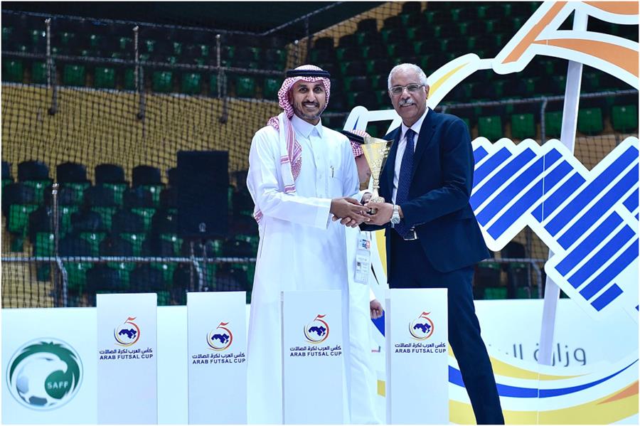 نائب وزير الرياضة يُكرم المنتخب المغربي بكأس العرب لكرة الصالات