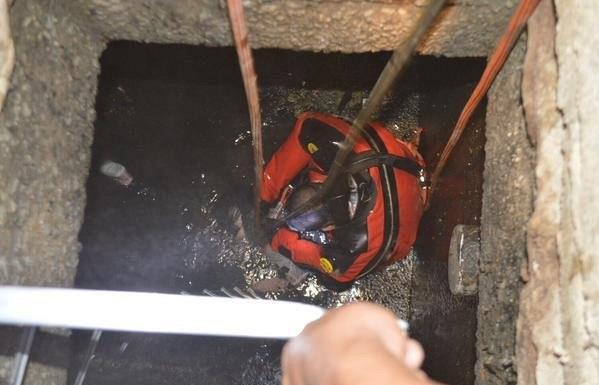 بالصور.. مدني جدة: انتشال جثة طفلة من داخل خزان صرف صحي