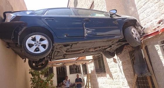 بالصور.. سيارة تتعلق بين السماء والأرض في الأردن